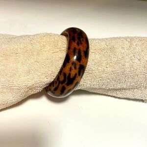 Bangle bracket with animal print
